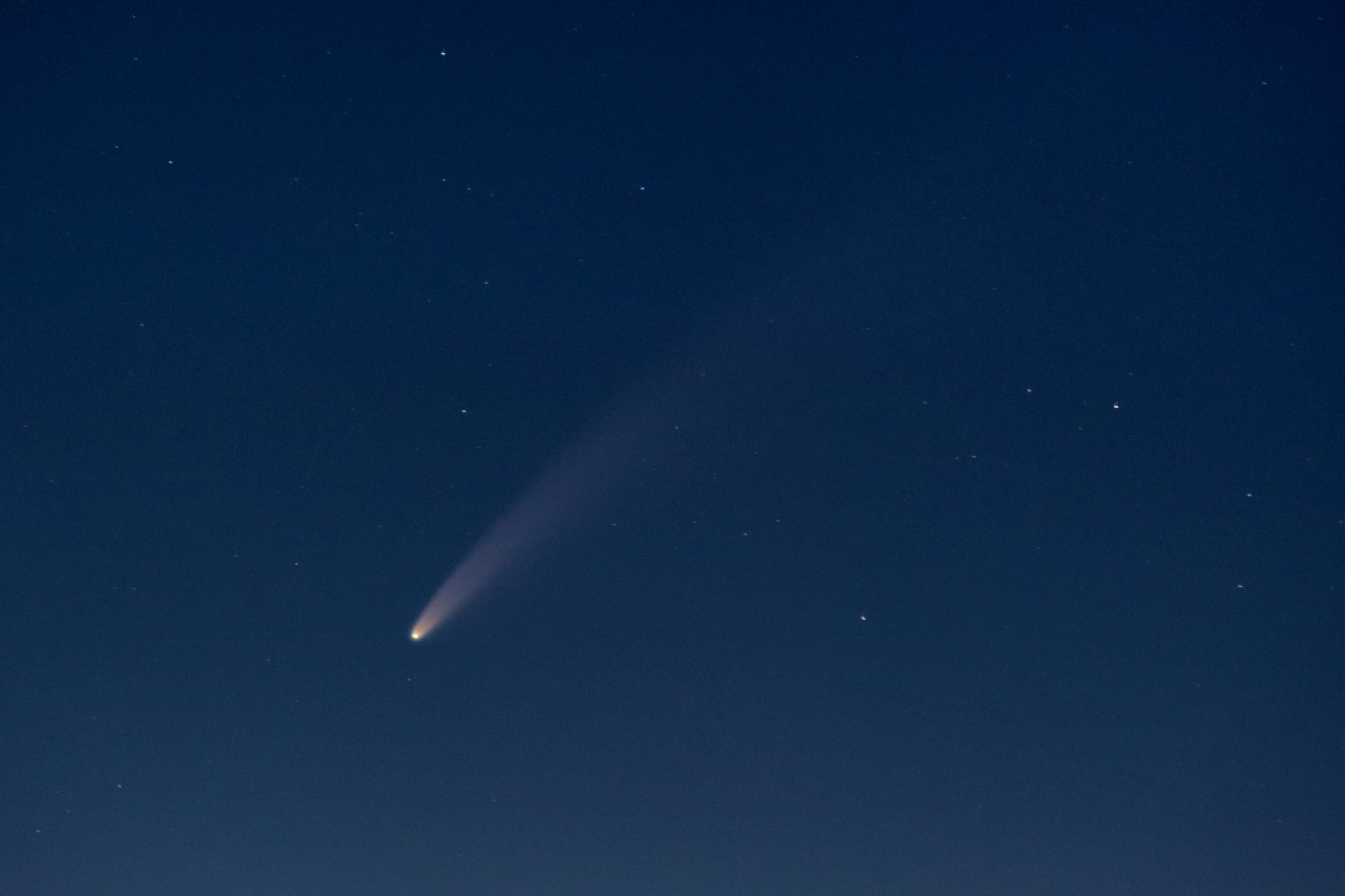 Комета в португалии. Комета NEOWISE. Комета Галлея фото. Комета в небе. Красная Комета в небе.